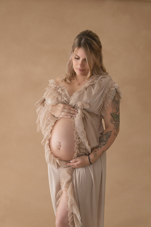 Schwangerschaftshooting, tätowierte Mama