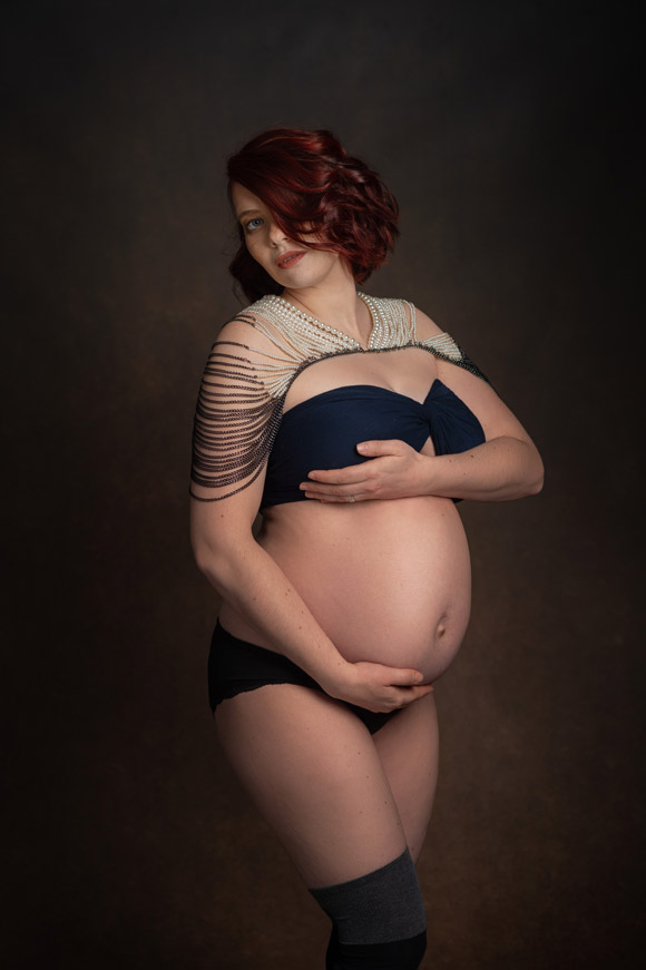 edle Schwangerschaftsfotografie mit Schukterkette