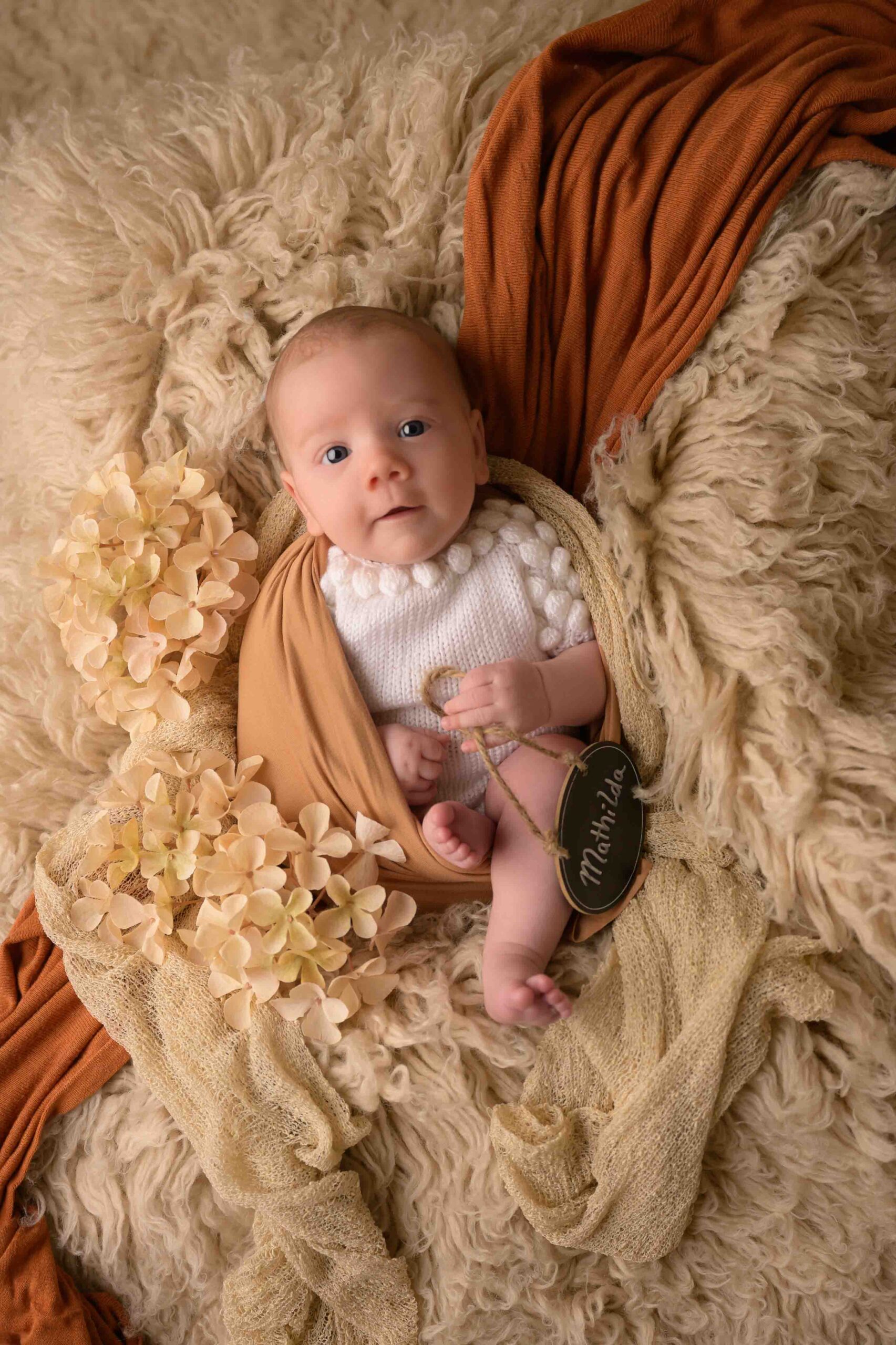 Babyfotografie im runden Korb