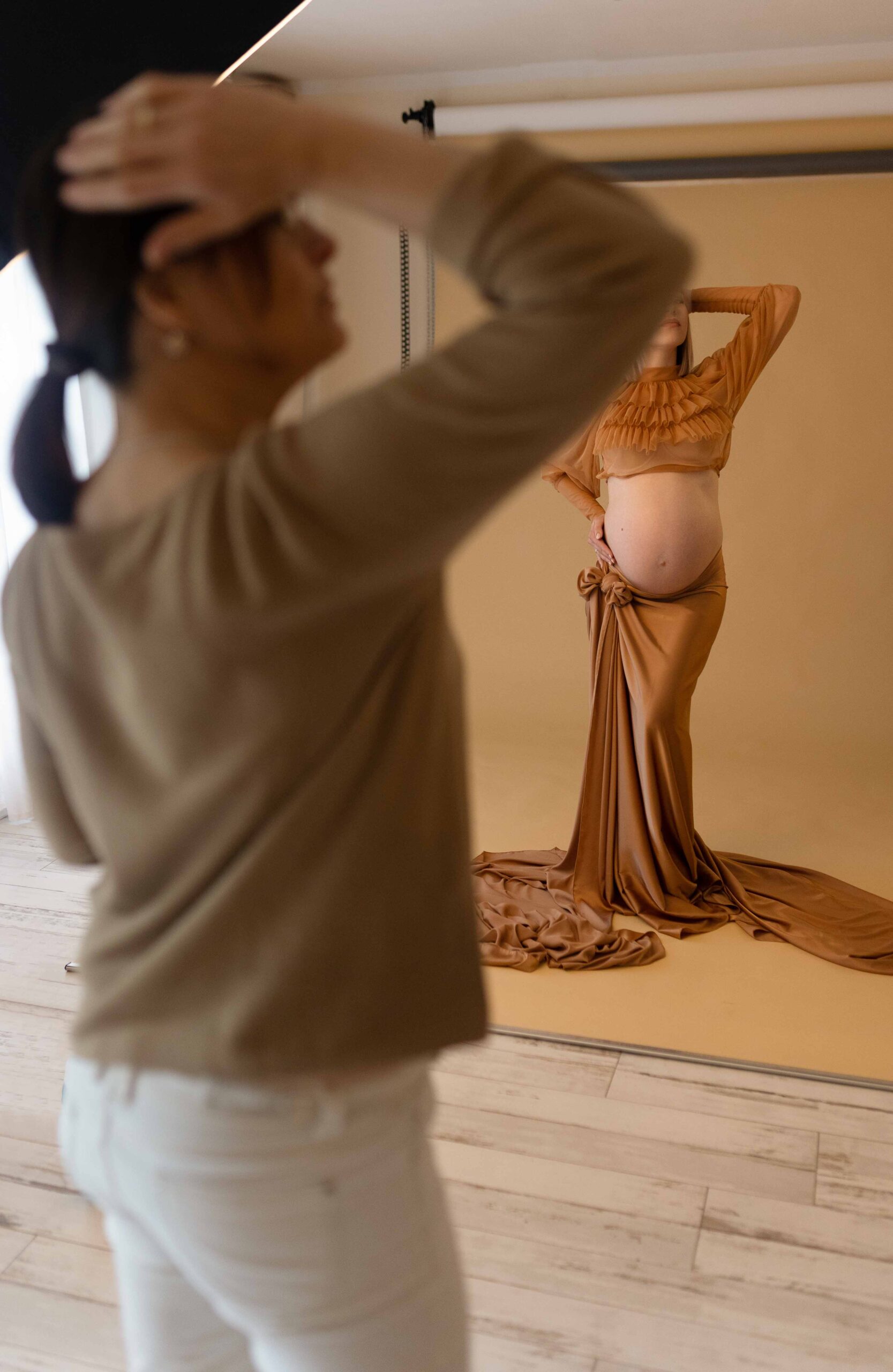 Susanne Söder. Fotografin während sie eine Schwangere anleitet.