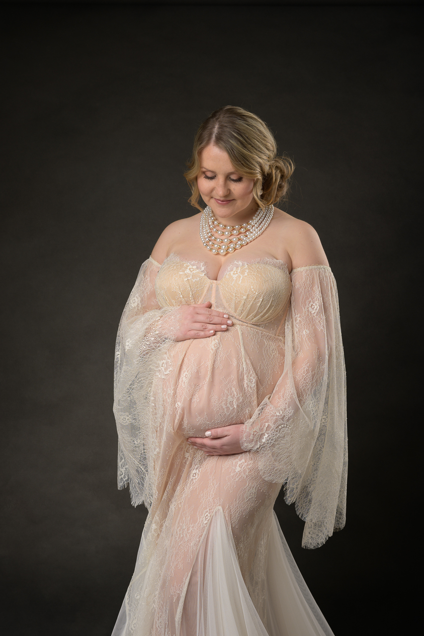 wunderschöne schwangere baldmama mi einem zartem Tüllkleid