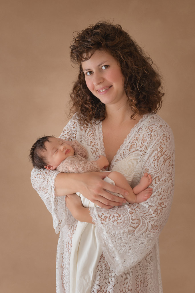 Mama mit Locken und Neugeborener Tochter 10 Tage