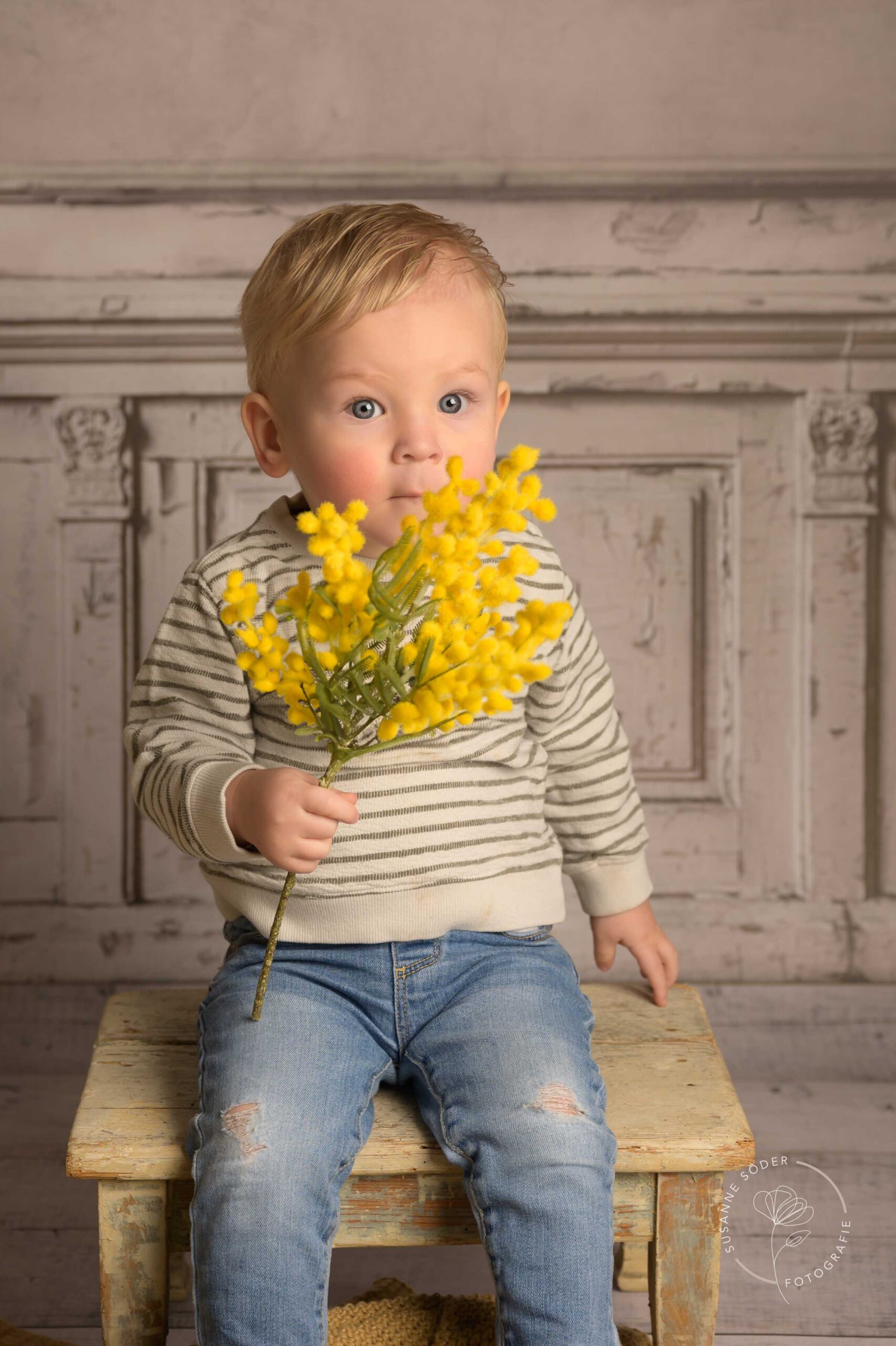 Kleinkind mit Blumenstrauß